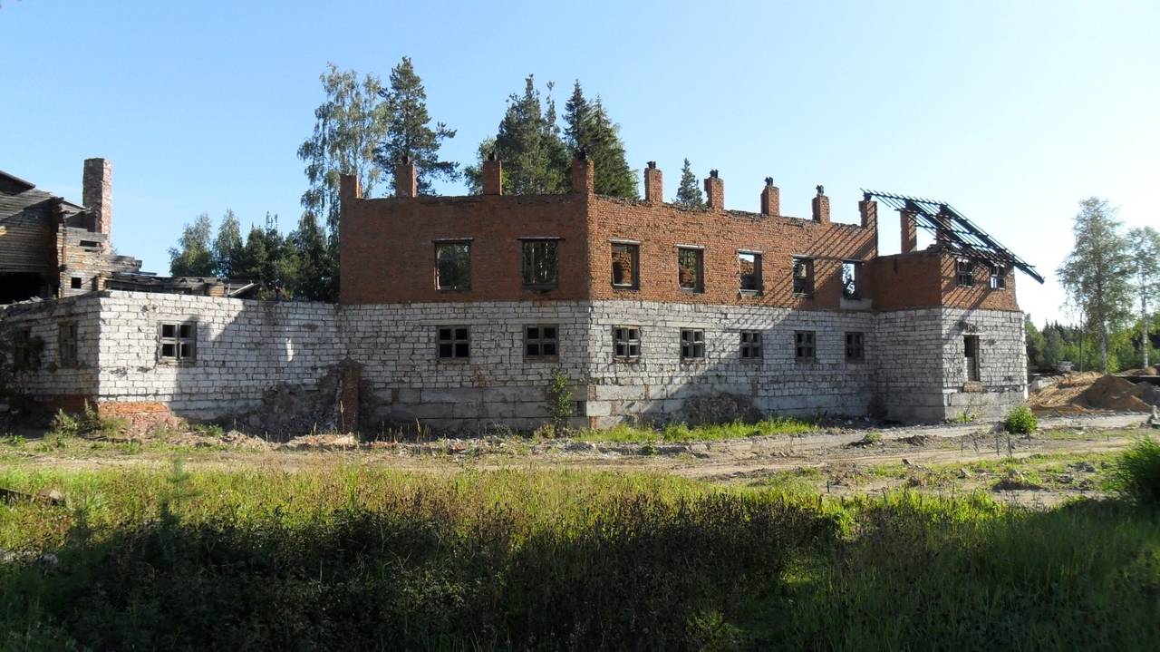 Главная картинка новости: В Сыктывкаре крупная компания снесла недостроенное здание предпринимателя