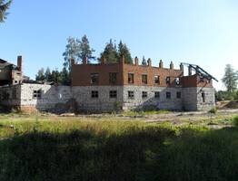 В Сыктывкаре крупная компания снесла недостроенное здание предпринимателя