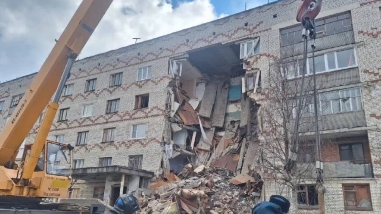 Главная картинка новости: Глава СК Коми Андрей Исаев осмотрел аварийные дома в одном городе