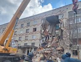 Глава СК Коми Андрей Исаев осмотрел аварийные дома в одном городе