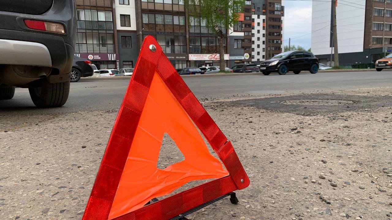 В Сыктывкаре из-за спешки водителя произошло ДТП