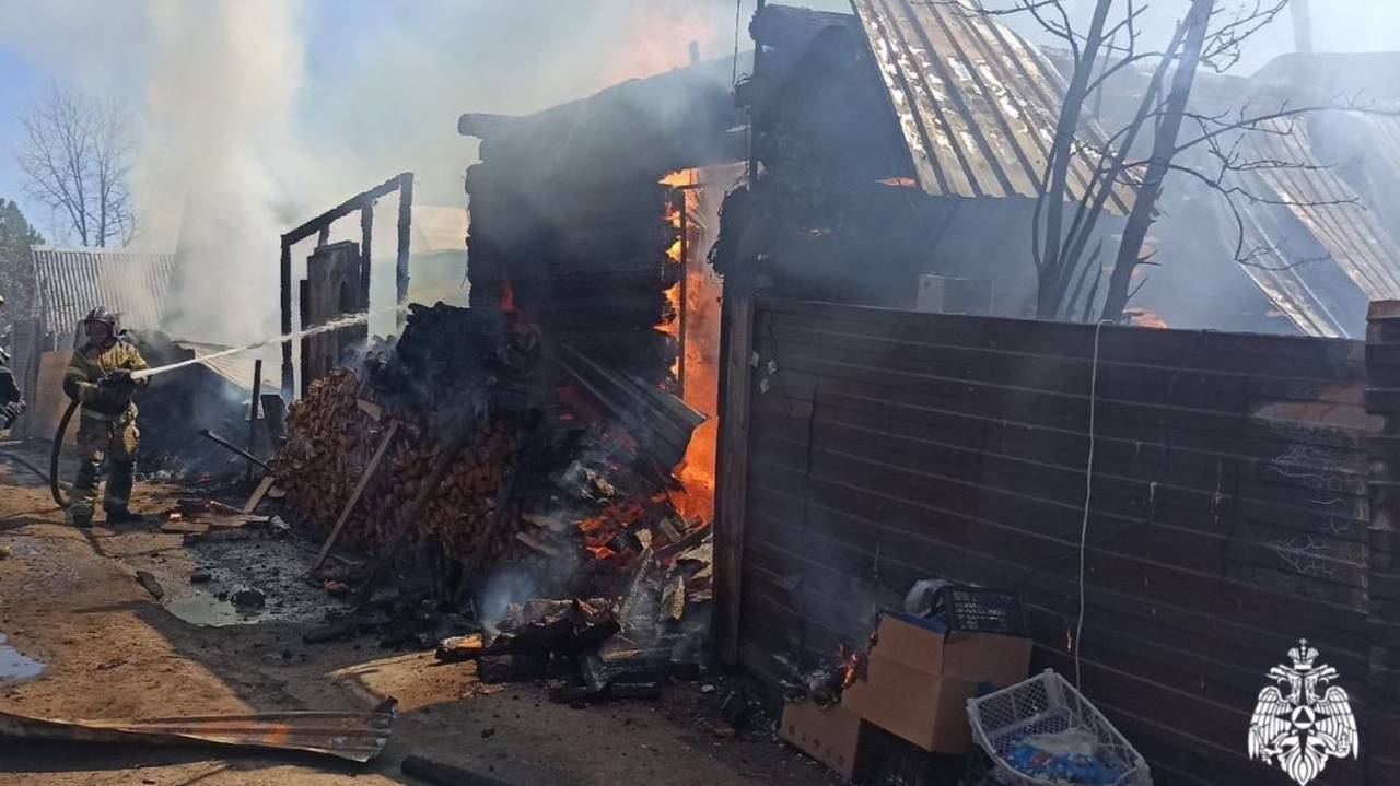 Главная картинка новости: В одном из городов Коми горят 2 дачи