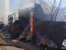 В одном из городов Коми горят 2 дачи