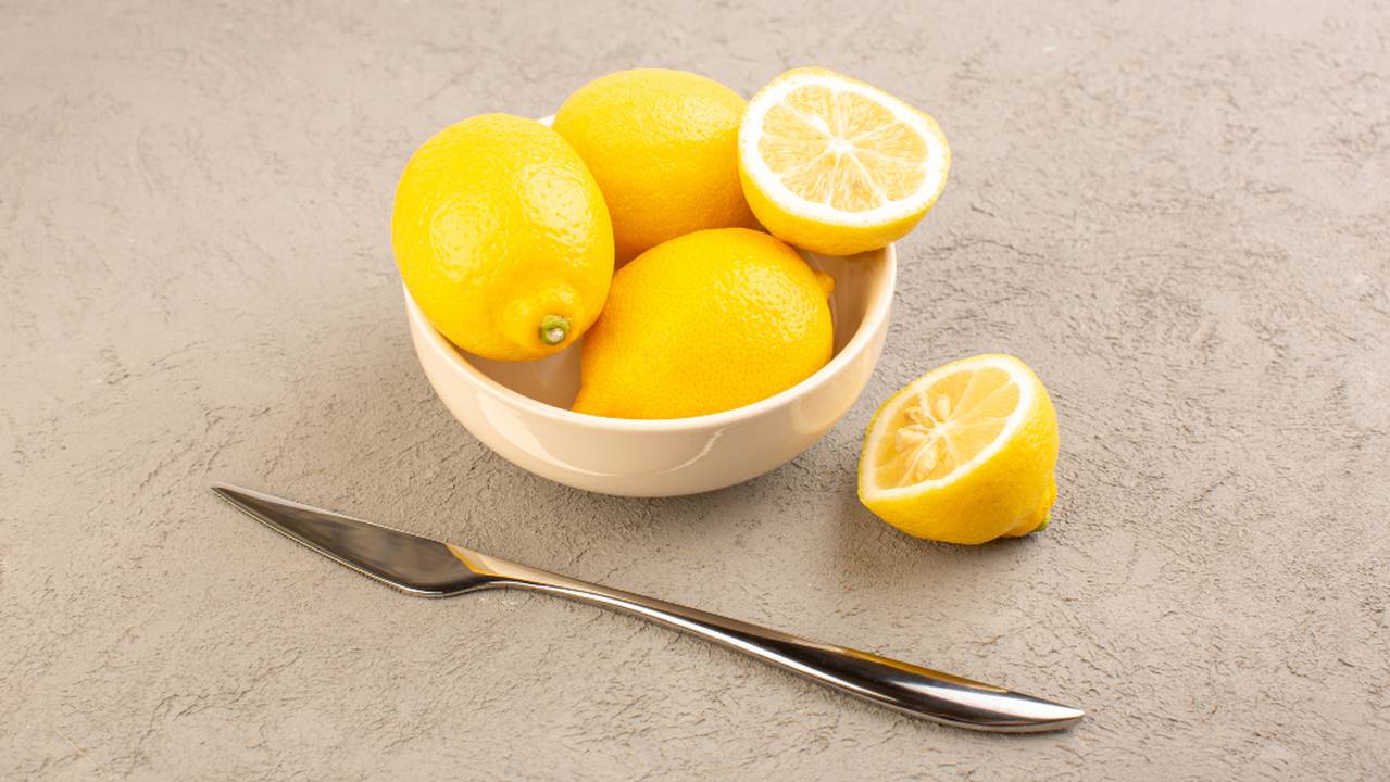 Сварите лимон и выпейте эту воду натощак: на утро вы себя не узнаете в зеркале