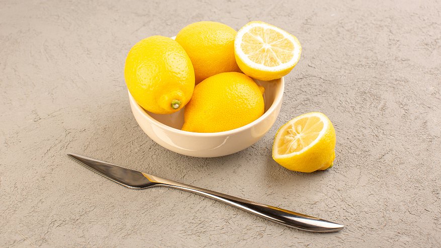 Сварите лимон и выпейте эту воду натощак: на утро вы себя не узнаете в зеркале