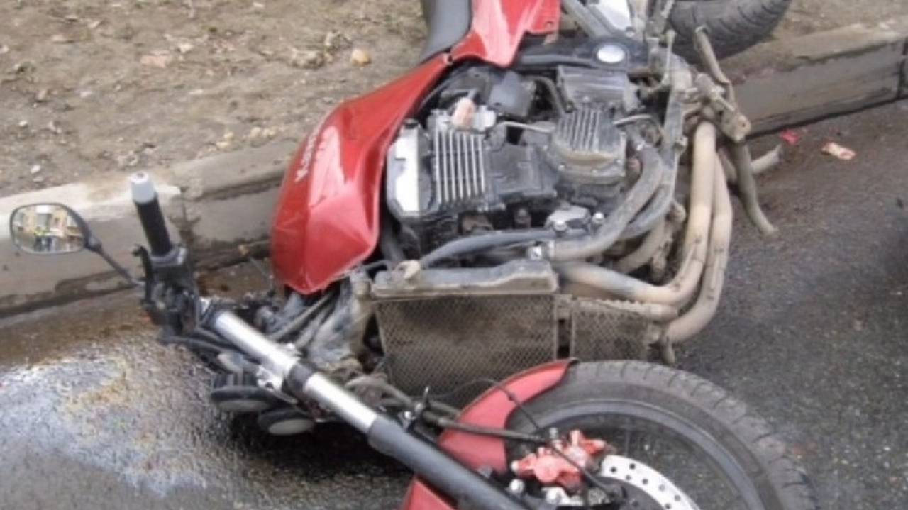 Главная картинка новости: В Коми мотоцикл из-за столкновения с авто отбросило на «Ниву»