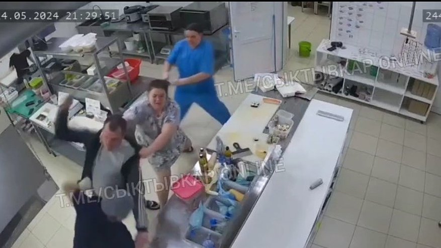 В Коми мужчина с ножом напал на сотрудницу кафе
