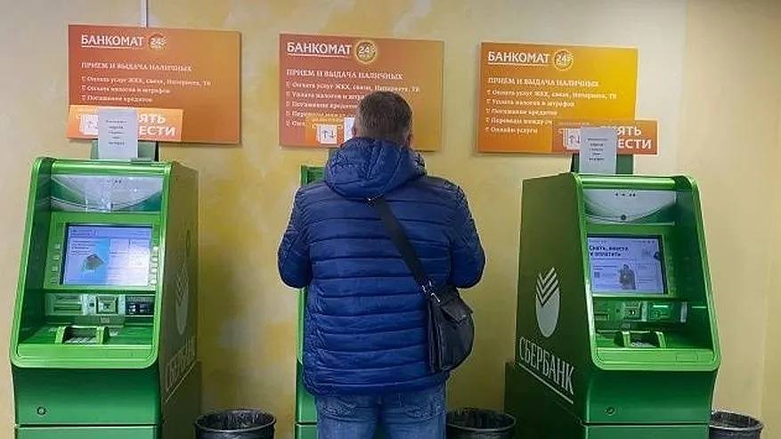 Главная картинка новости: Россиянам, которые переводит деньги с карты на карту, рассказали о новом запрете