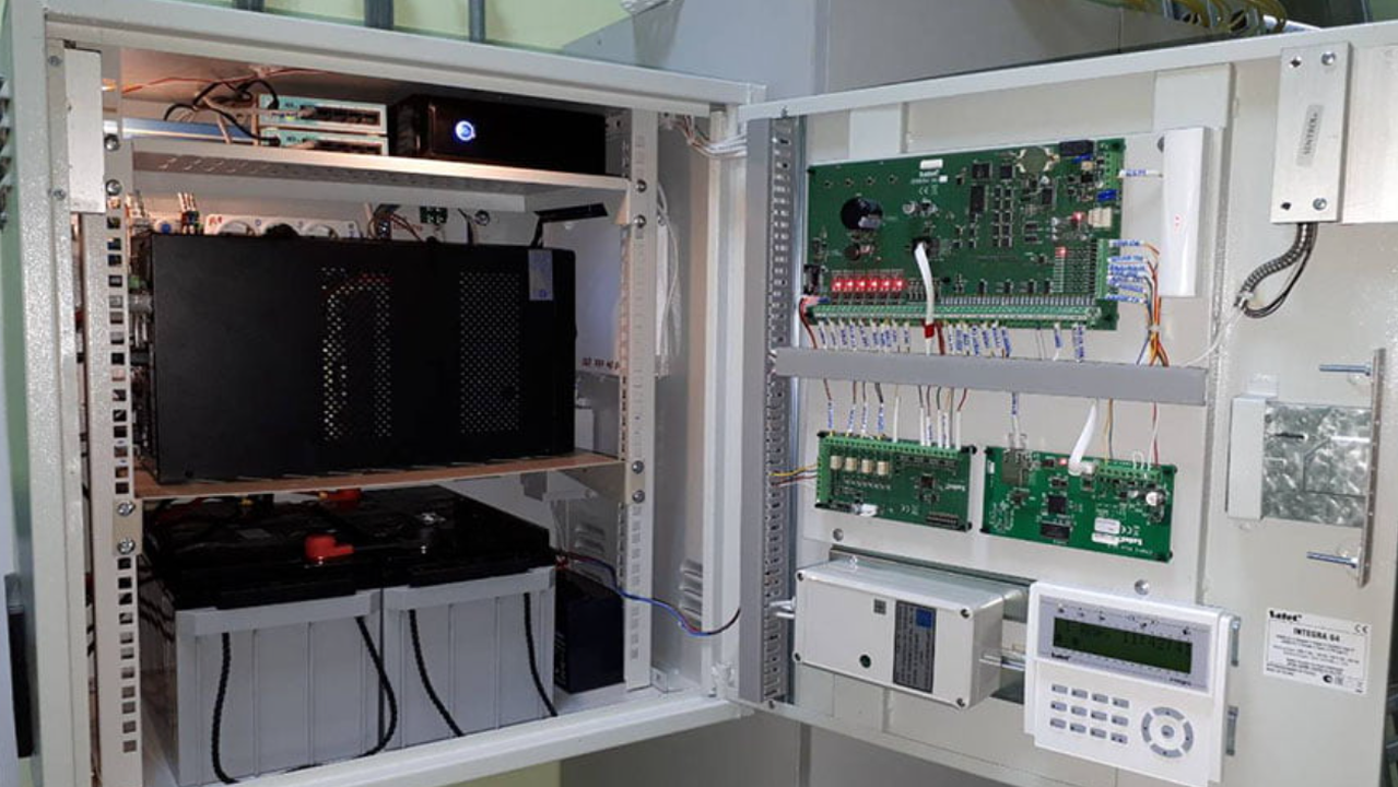 Термошкаф для комфортной работы телекоммуникационного оборудования: преимущества и особенности