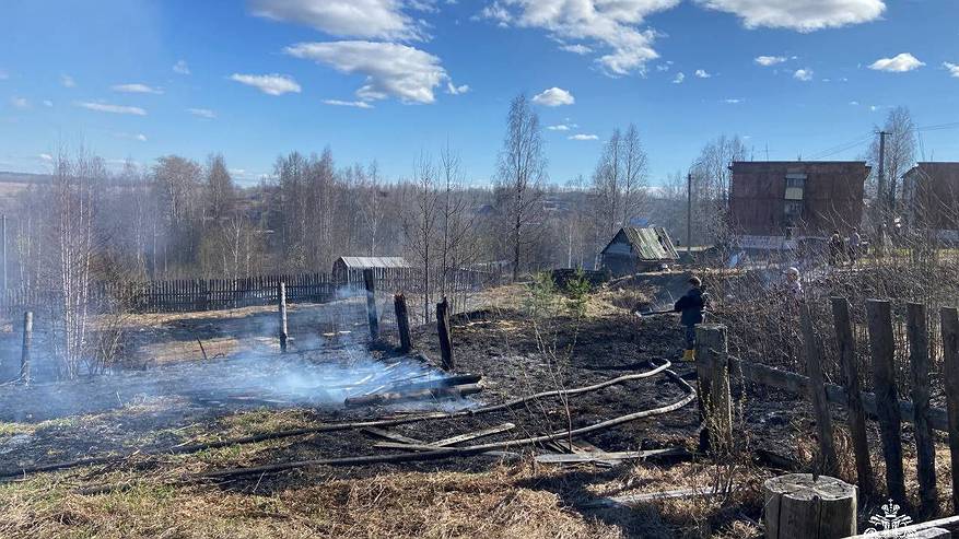 Главная картинка новости: Хозпостройка, баня и деревянное здание сгорели в Коми за сутки