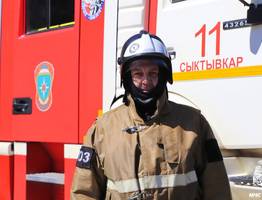 В Коми пожарного облили из брандспойтов