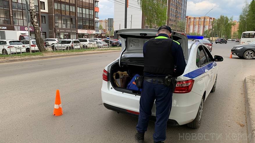 Главная картинка новости: В Коми мотоциклист пытался избежать столкновения и уехал в кювет