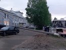 В Коми автобус уронил столб на иномарку