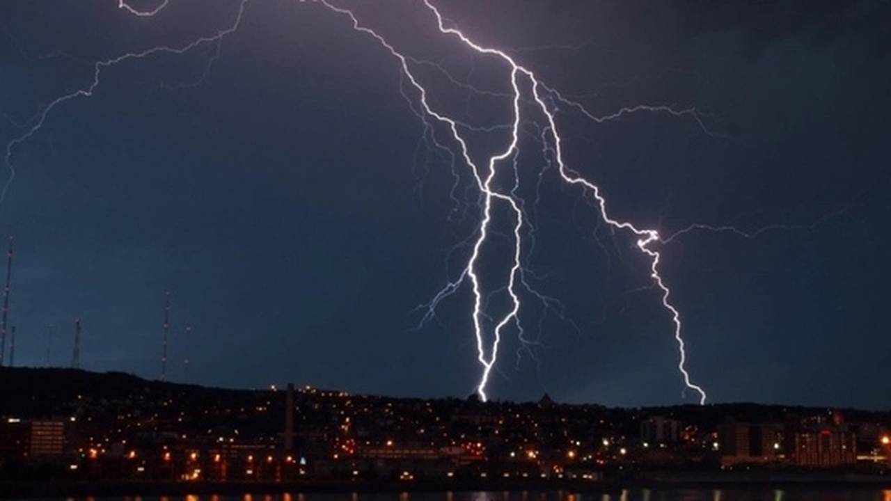 Главная картинка новости: Сплошные ливни, ужасные грозы и жара +35: россиян ждет сумасшедшая погода в июне 2024