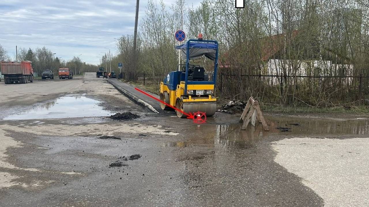 Главная картинка новости: В Коми на тротуаре под дорожный каток попал случайный пешеход