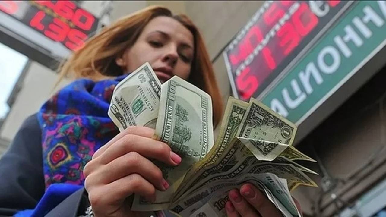 Главная картинка новости: Россияне с долларами на руках могут угодить в ловушку: сообщает экономист