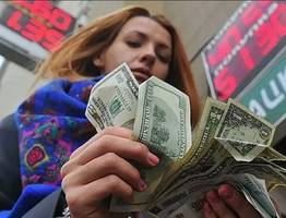 Россияне с долларами на руках могут угодить в ловушку: сообщает экономист
