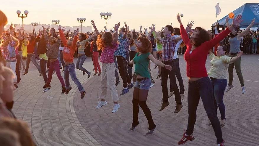 Главная картинка новости: Львы будут только удивляться, Овны - паниковать, Раки - считать деньги, а в жизни Стрельцов разгорятся страсти