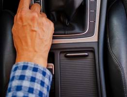 В РФ предложили ввести возрастные ограничения на вождение автомобиля, установив максимальный возраст для водителей