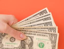 По мнению экономиста Катасонова, россияне с наличными долларами могут оказаться в затруднительном положении