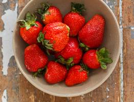 Опытные дачники давно применяют такую хитрость: закапывают это под каждый куст клубники и получают богатый урожай ягод — рекомендация агронома