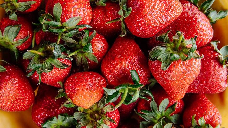 Главная картинка новости: Опытные садоводы давно применяют эту тактику: они закапывают это под каждую куст клубники и получают обильный урожай