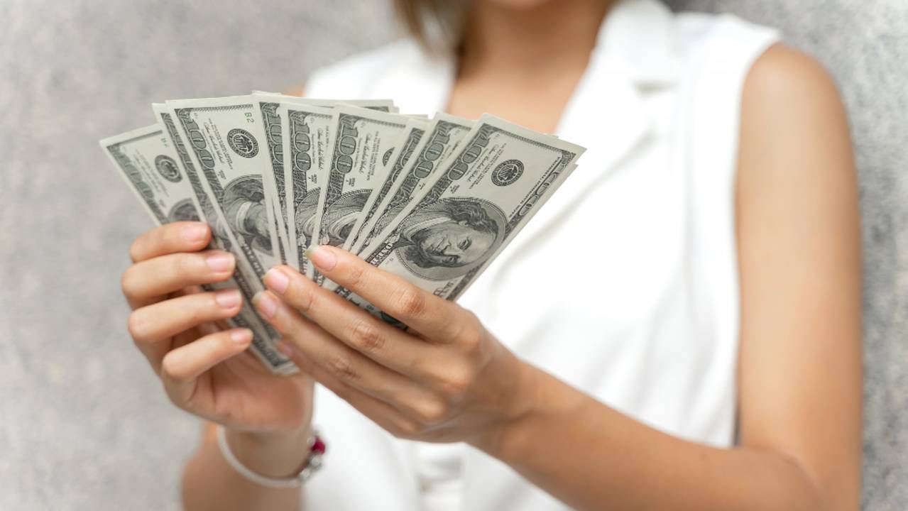 Главная картинка новости: Россияне, имеющие доллары, могут оказаться в затруднительном положении: так считает экономист Катасонов