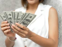 Россияне, имеющие доллары, могут оказаться в затруднительном положении: так считает экономист Катасонов