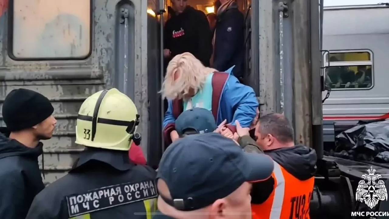 Главная картинка новости: Пассажиры сшедшего с рельсов поезда в Коми рассказали о самых страшных минутах ЧП