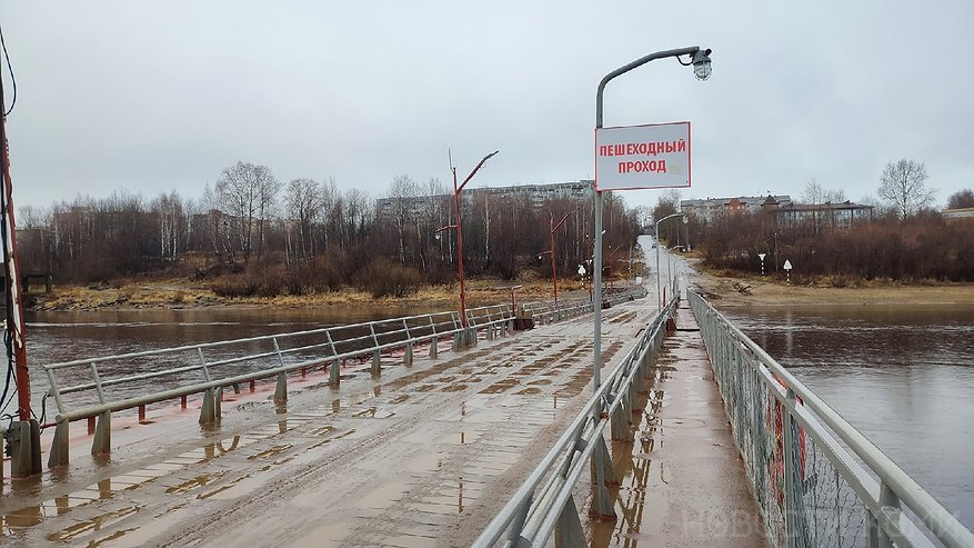 Пассажирский катер запустили в Сыктывкаре из-за проблем с понтонным мостом