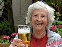 Ученые сказали, зачем людям старше 60 лет надо пить пиво каждый день