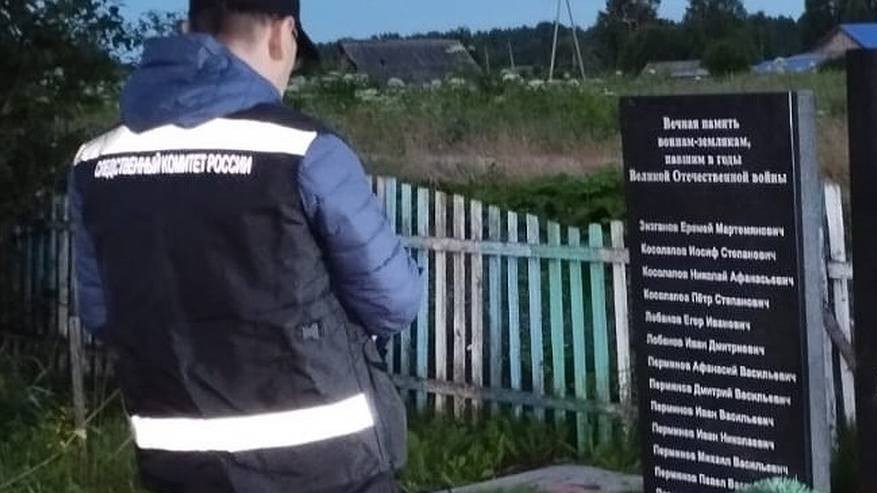 Главная картинка новости: В Коми 7-летнюю девочку убило падение мемориальной плиты