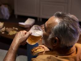 Ученые ответили, зачем людям старше 60 лет нужно пить пиво каждый день