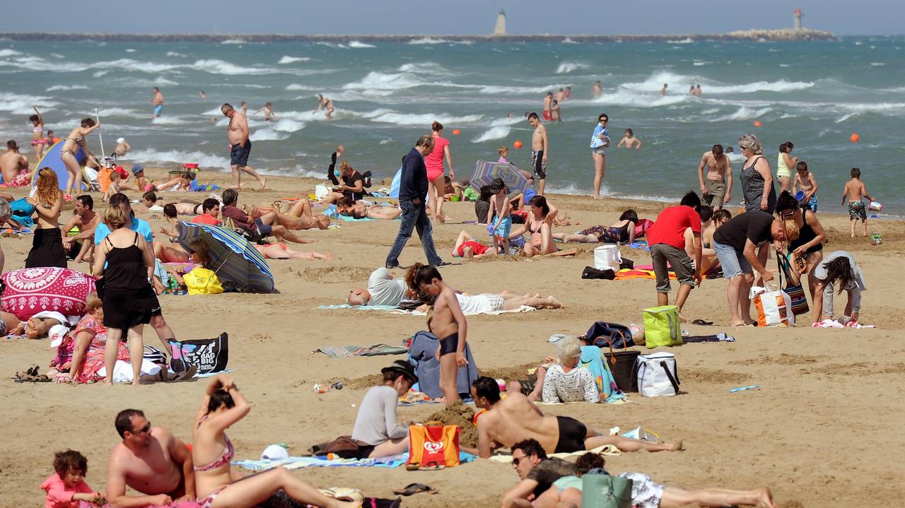 Главная картинка новости: Море по талонам, обдираловка и невозможные условия: туристы рассказали об отдыхе на юге России