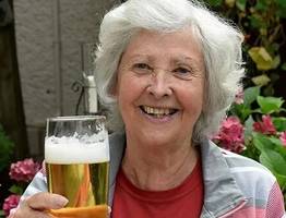 Ученые сказали, почему людям старше 60 лет надо пить пиво каждый день