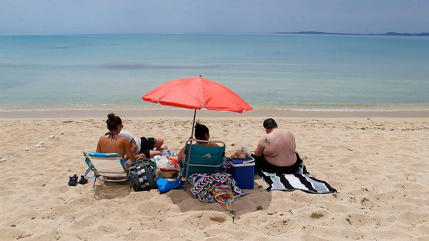 Главная картинка новости: «Купаться просто невозможно, мы все сидим на берегу»: Черное море преподнесло отдыхающим неприятный сюрприз