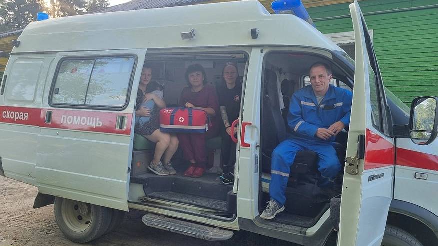 Главная картинка новости: Медики службы скорой помощи из Коми приняли роды прямо в машине