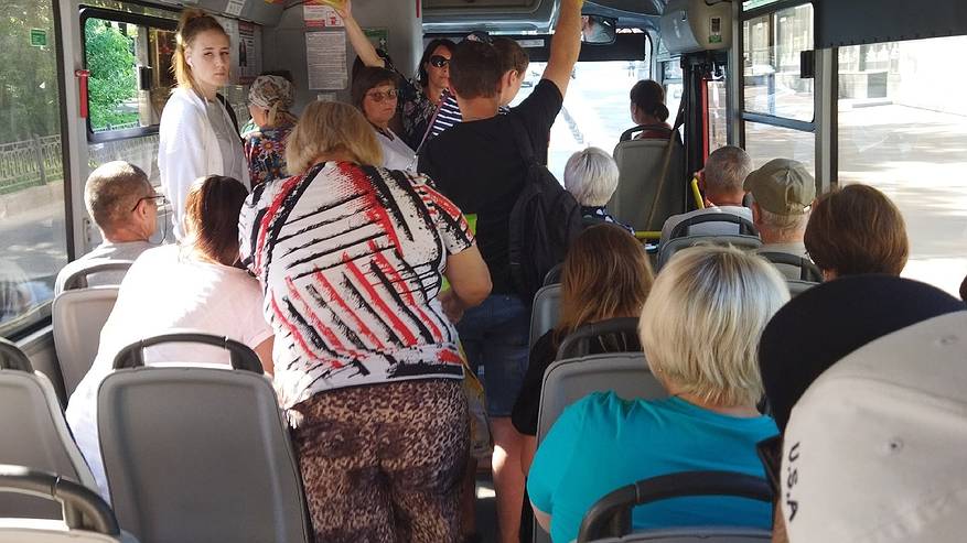 Главная картинка новости: В Ухте педофил в автобусе оскорбил кондуктора и пытался напасть с ножом на пассажира