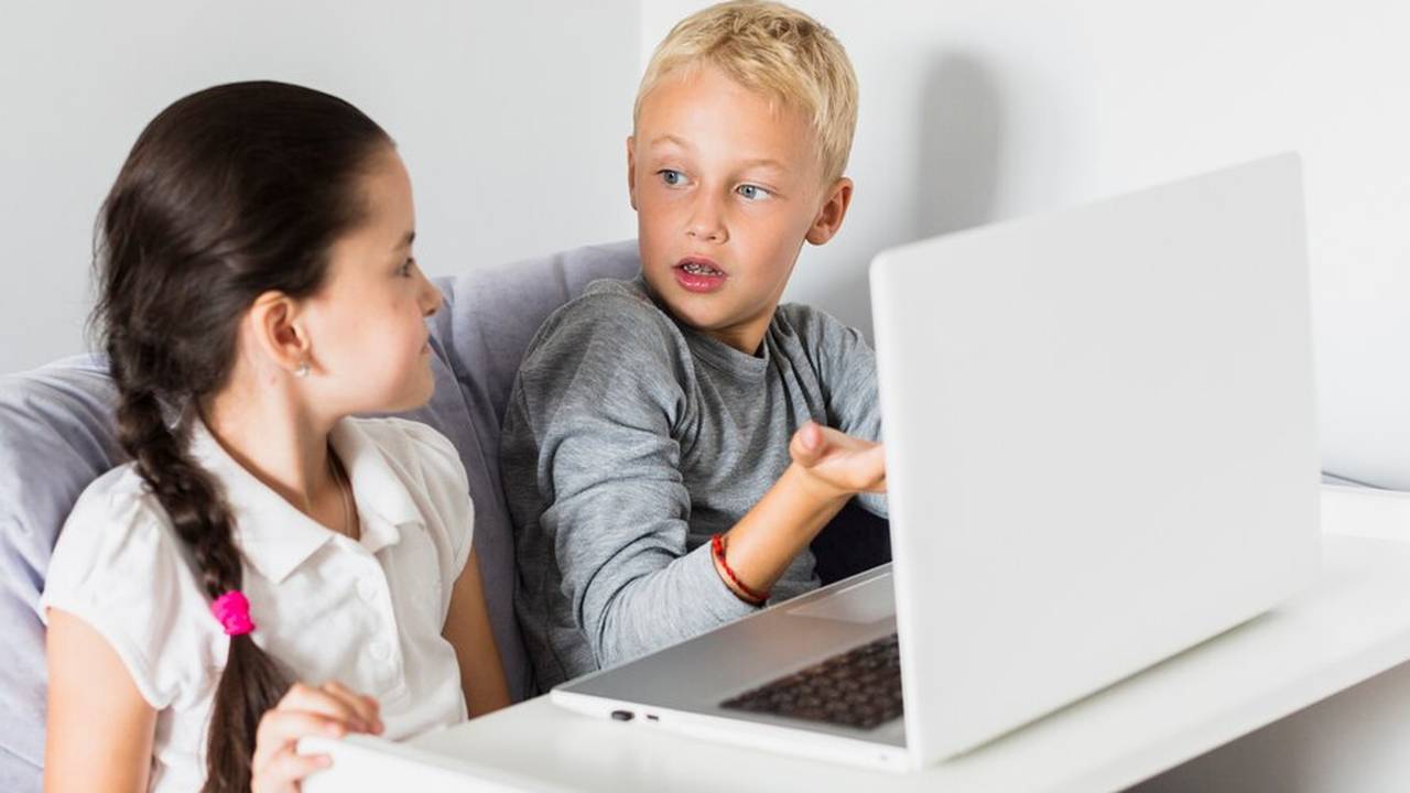 Главная картинка новости: Уйба предложил запретить в России интернет для детей: он обеспокоен тем, что школьники посещают небезопасные сайты