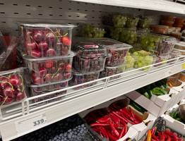 Такая ягода — невероятно вредная: а мы едим ее и покупаем как деликатес, еще и детей заставляем есть