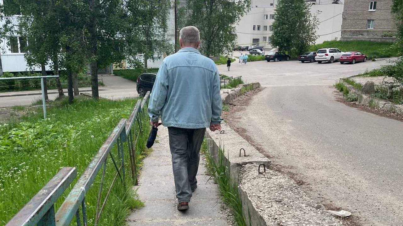 Главная картинка новости: Пенсионеров, которые получают пенсию на карту, предупредили о «правиле 6 месяцев»