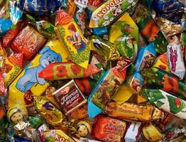 Яд в красивом фантике: в Роскачестве назвали конфеты, которые нельзя давать детям ни в коем случае