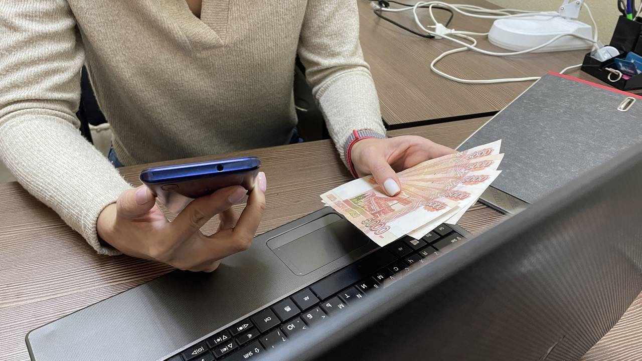 Главная картинка новости: В Усинске бухгалтер госучреждения начислял зарплату несуществующему сотруднику