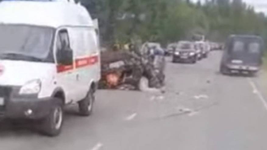 Главная картинка новости: В Ухте в ДТП попала свадебная машина с женихом и невестой