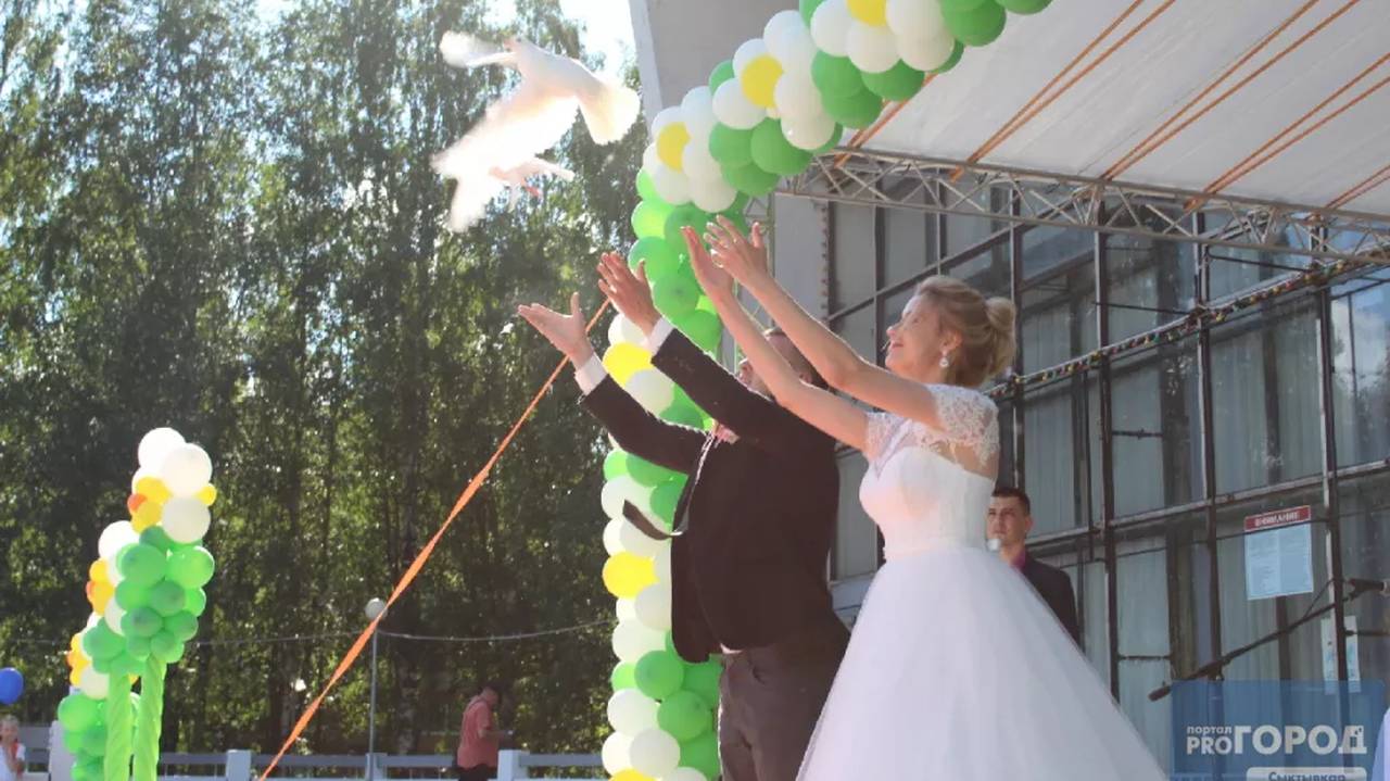 Главная картинка новости: В Коми официальную регистрацию отношений предпочитают пары старше 35 лет