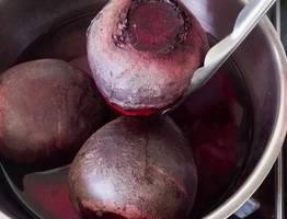 Не варю свеклу часами — хватает 15 минут: есть одна уловка при варке — выходит вкуснее, сочнее и без запаха на весь дом