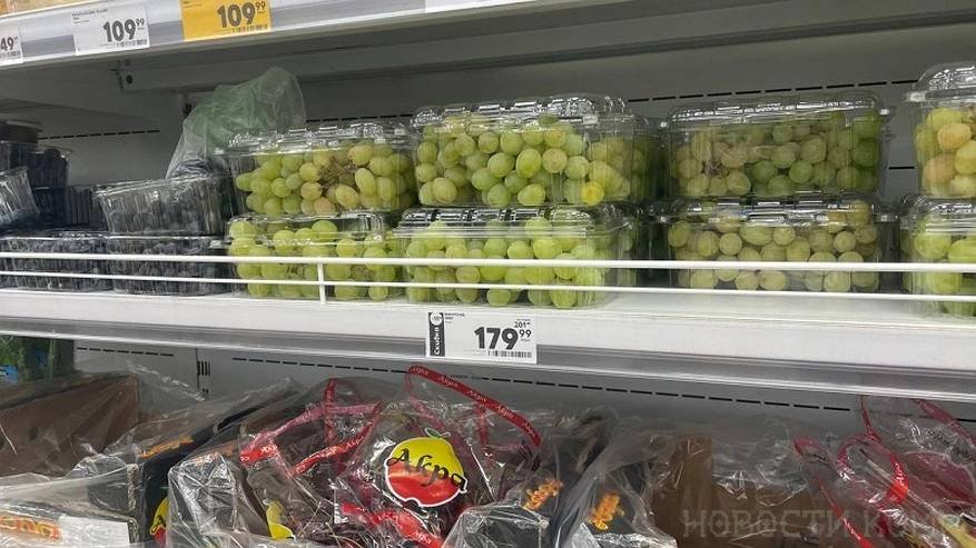 Главная картинка новости: Такая ягода — наиболее вредная: а мы едим ее покупаем как деликатес, еще и детей заставляем есть