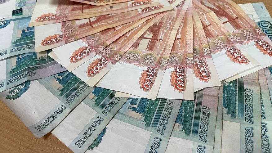 Главная картинка новости: Касается всех, у кого есть банкноты 1000 и 5000 рублей: с 1 августа новые деньги — старые окажутся фантиками?