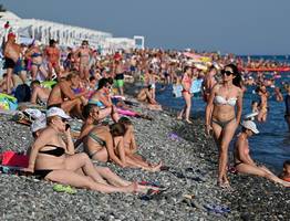 Уже ничего не помогает: отдыхающие в Геленджике и Анапе массово жалуются на новую беду — отпускникам приходится туго