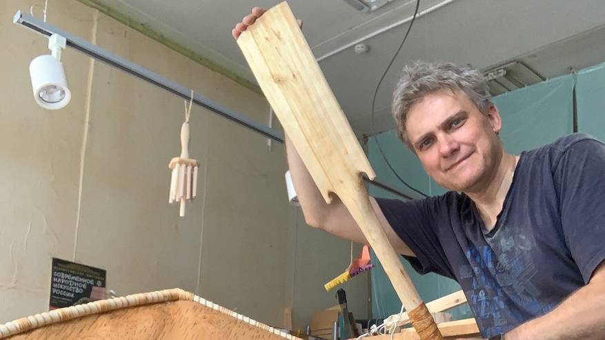 Главная картинка новости: Сыктывкарец смастерил чудо-лодку из бересты